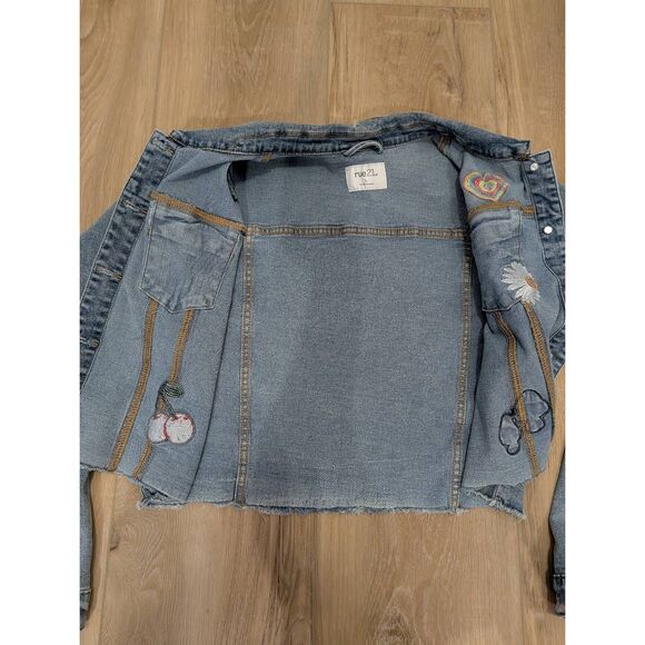 Rue 21 Cropped Denim Jean Jacket Embroidered Patches Size Large Stretch - Picture 12 of 15